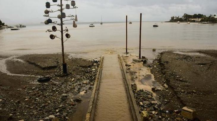 Datça’da plaj 15 dakikada bu hale geldi