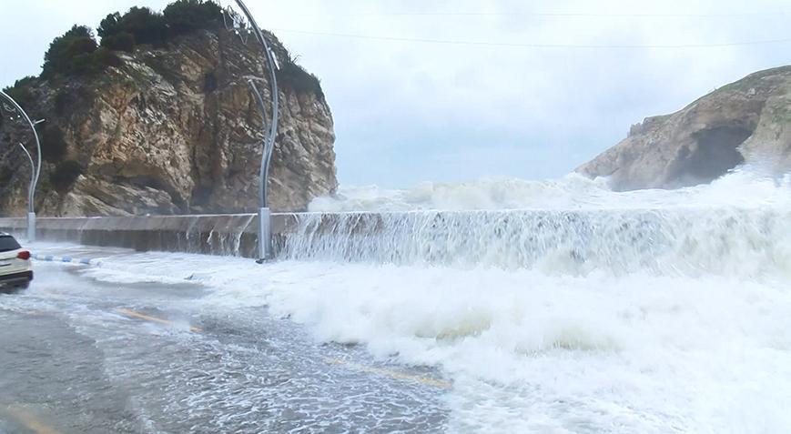 Şile’de dev dalgalar! Yollar göle döndü