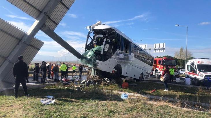Denizli’de tur otobüsü ile otomobil çarpıştı! Yaralılar var