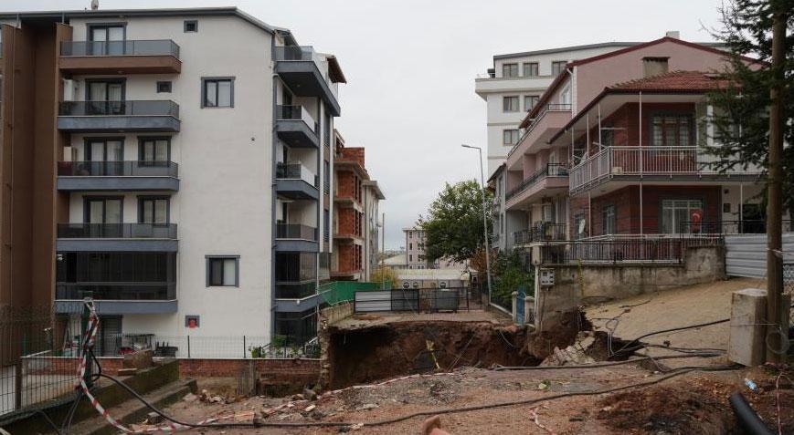 Kocaeli’de korku dolu anlar! İstinat duvarı çöktü: 4 bina mühürlendi, 83 kişi tahliye edildi