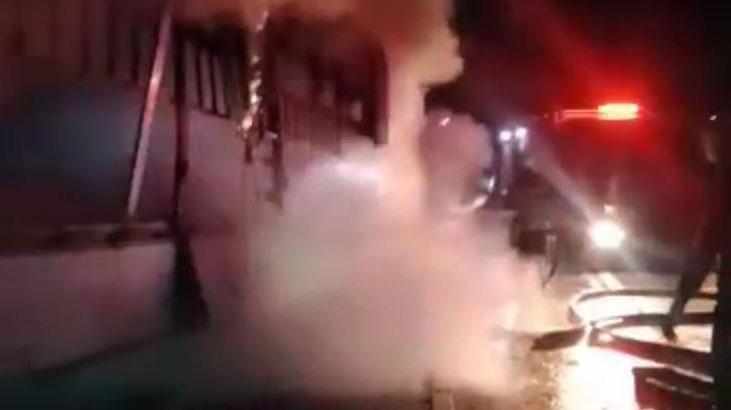 Cayır cayır yandı! Yolda sürücüler uyarmasaydı büyük bir facia yaşanacaktı