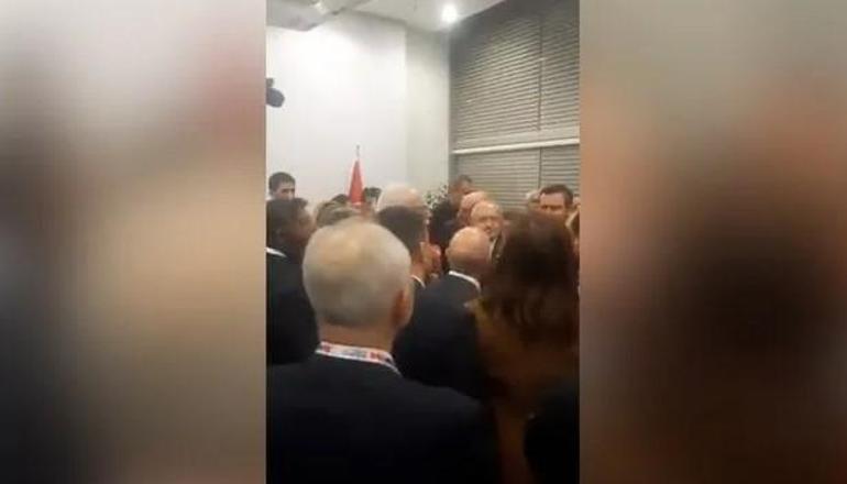 Kurultayda Kılıçdaroğlu'nun etrafını sardılar: İzin vermiyorum, çekilemezsin