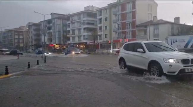 Balıkesir'de su basan bodrum katta mahsur kalan aileyi itfaiye kurtardı