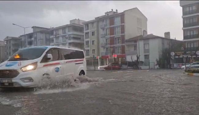 Balıkesir'de su basan bodrum katta mahsur kalan aileyi itfaiye kurtardı