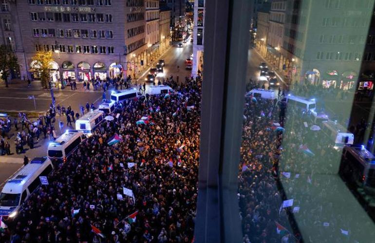 İki Avrupa şehrinde binler bir araya geldi! Filistin'e destek