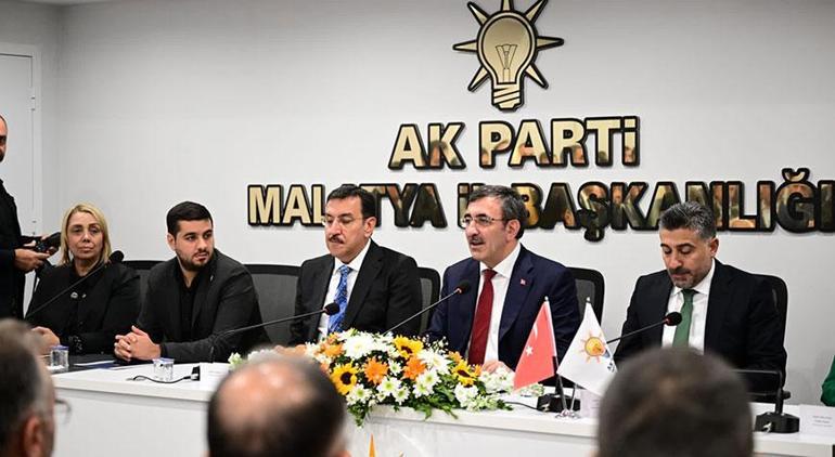 Cumhurbaşkanı Yardımcısı Cevdet Yılmaz AK Parti İl Başkanlığını ziyaret etti