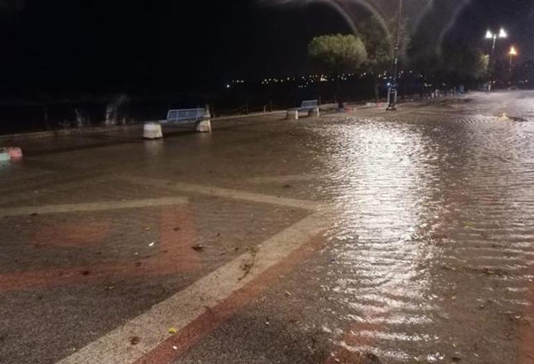 İstanbul'da sağanak yağış! Silivri'de yollar göle döndü