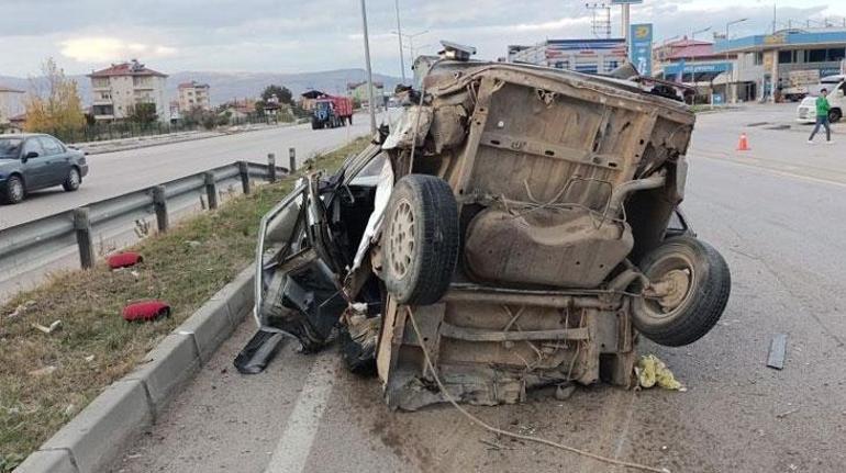 Amasya'da feci kaza! Otomobil ikiye bölündü