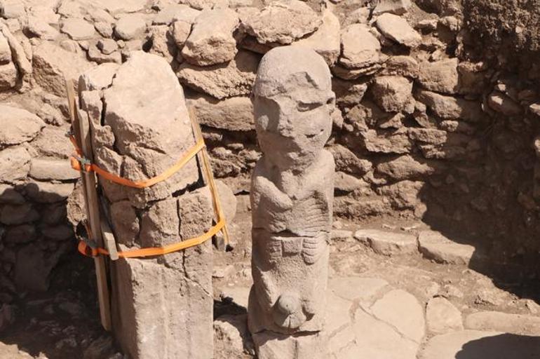 Karahantepe'deki insan heykeline 'kutulu koruma' tartışma yarattı