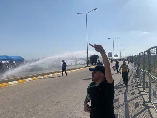 İncirlik Hava Üssü'ne girmeye çalışan protestoculara polis engeli