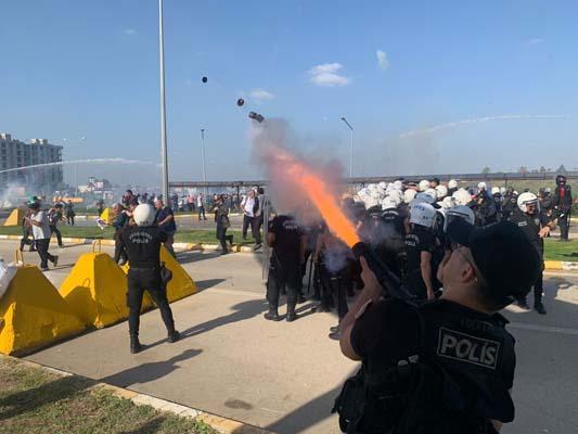 İncirlik Hava Üssü'ne girmeye çalışan protestoculara polis engeli