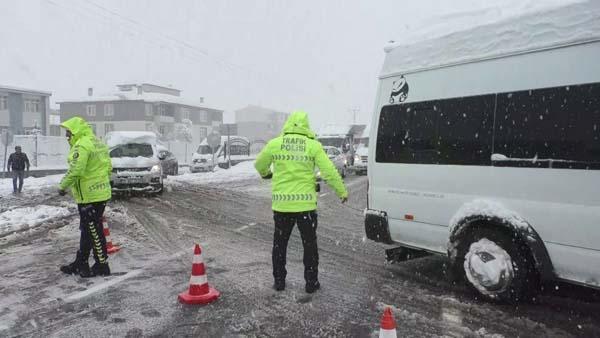 Erzurum'da kar esareti! Hayat durma noktasına geldi