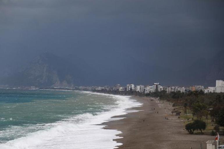 Antalya'yı fırtına vurdu! 'Vatandaşlar dışarıya çıkmasın'