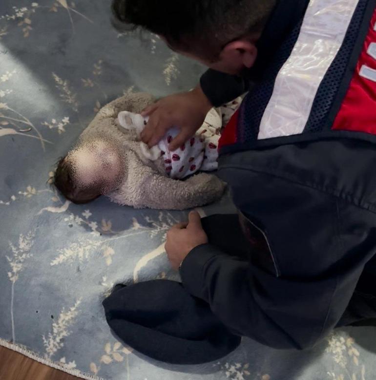 Jandarma 4 aylık bebeği böyle hayata döndürdü!