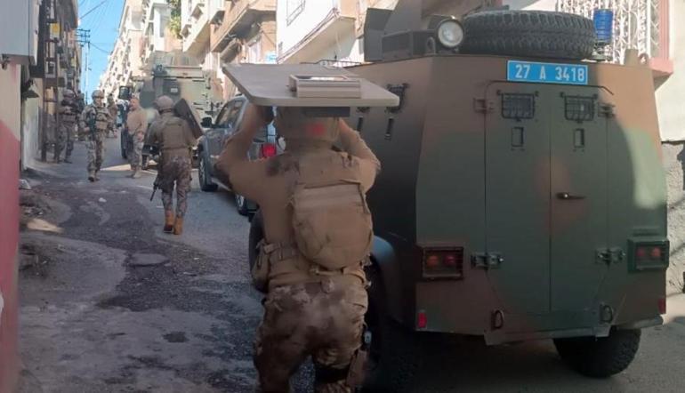 Gaziantep'te sıcak dakikalar! Polise ateş açtı, kadın kılığında yakalandı