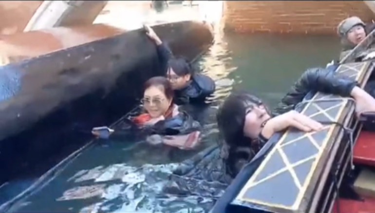 Turistlerin 'selfie' yarışı kötü bitti! Gondol alabora oldu, hızla suya düştüler