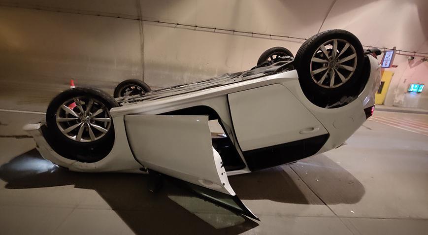 Beşiktaş’ta sürücüsünün hakimiyetini kaybettiği otomobil devrildi