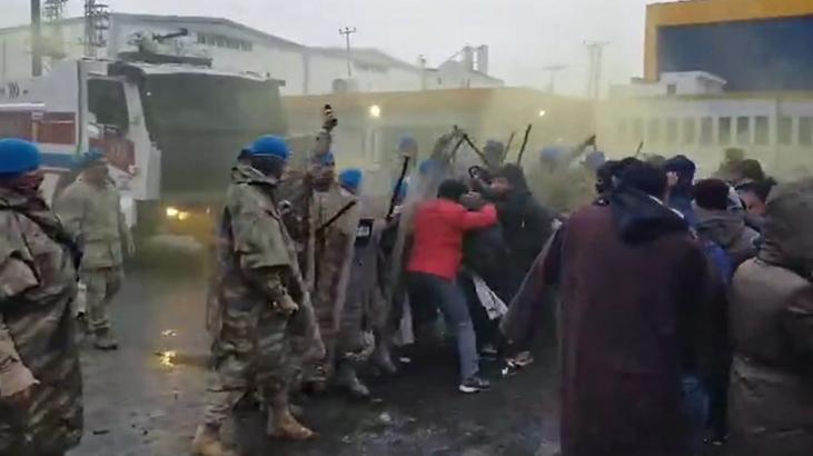 Jandarma ile işçiler arasında gerginlik çıktı, 22 kişi gözaltına alındı