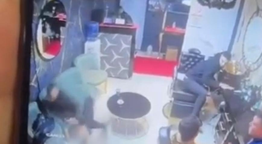 Berberde sıra beklerken kurşunların hedefi oldu! Dehşet anları görüntülendi