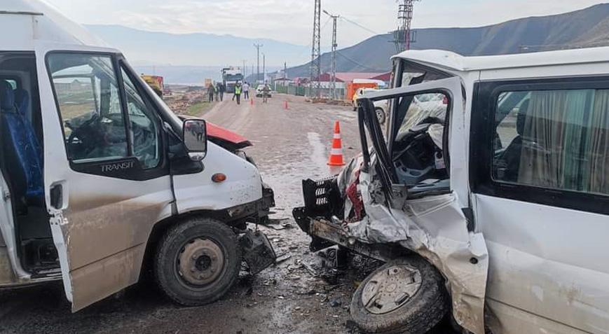 Minibüsler kafa kafaya çarpıştı! 16 kişi yaralandı