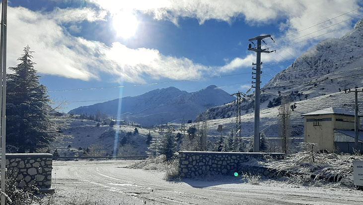 Antalya’da kar: Yollar kapalı