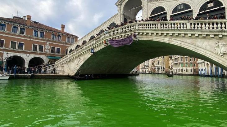 Venedik’teki Büyük Kanal’ı yeşile boyadılar! ‘Artık yeter’