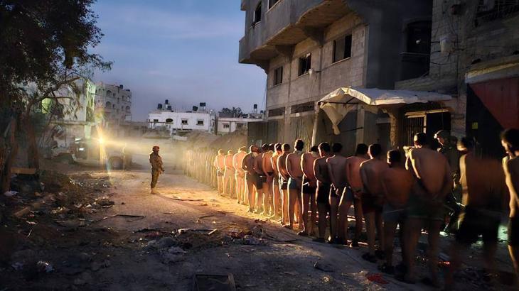 Gazze’deki savaşta son dakika… Şok görüntü! İsrail ordusu 100 çıplak erkeği bilinmeyen bir yere götürdü