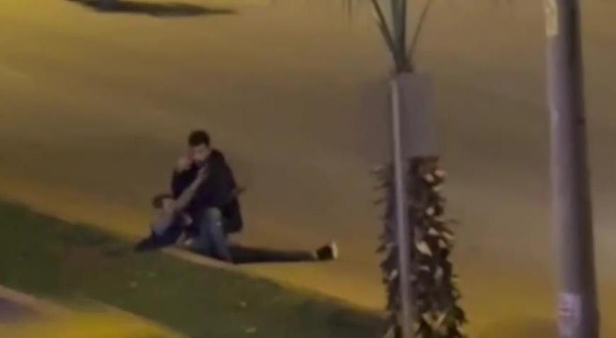 Bıçaklanıp yolun ortasına atıldı, kimse yardım etmedi