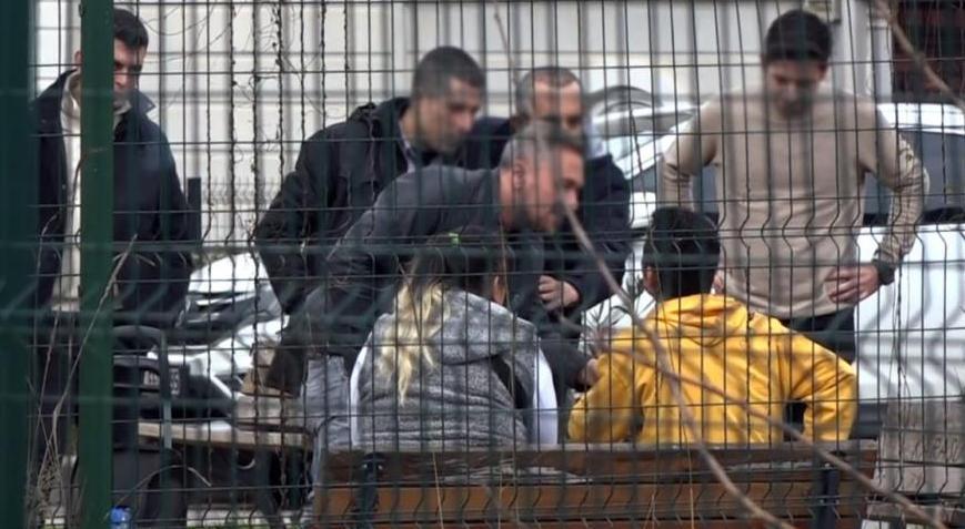 Sakarya’da dehşet anları! Parkın ortasında kız arkadaşını silahla rehin aldı