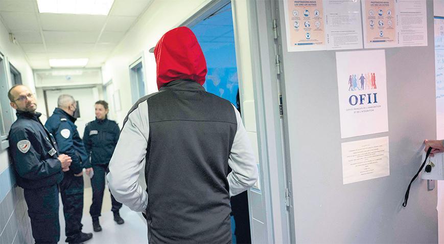 Sığınmacılara oturum izni ayarlayan memura ceza