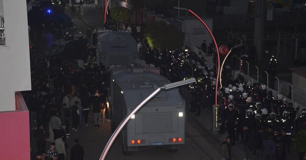 Kur’an-ı Kerim’i yırtarak küfretti! Linç edilemekten polis kurtardı