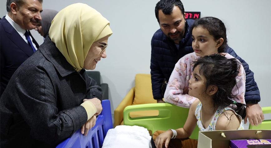 Emine Erdoğan, Türkiye’de tedavi gören Filistinli çocukları ziyaret etti
