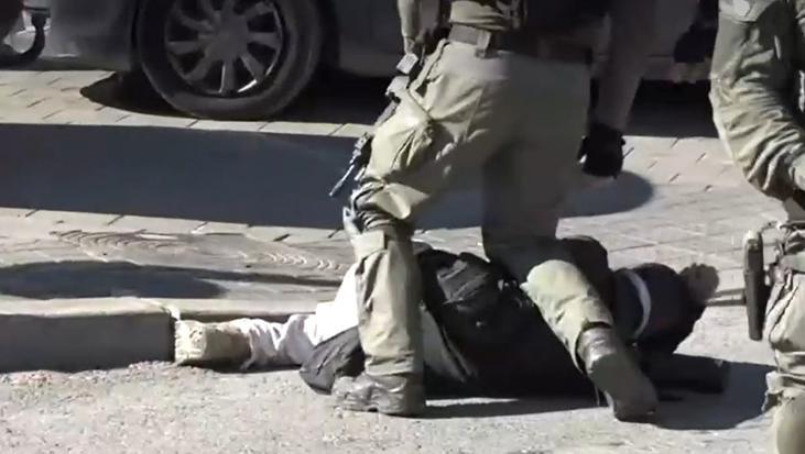 Son dakika: İşgalci askerlerin ‘Cuma’ kini! Canlı yayında gazeteci tekmelediler