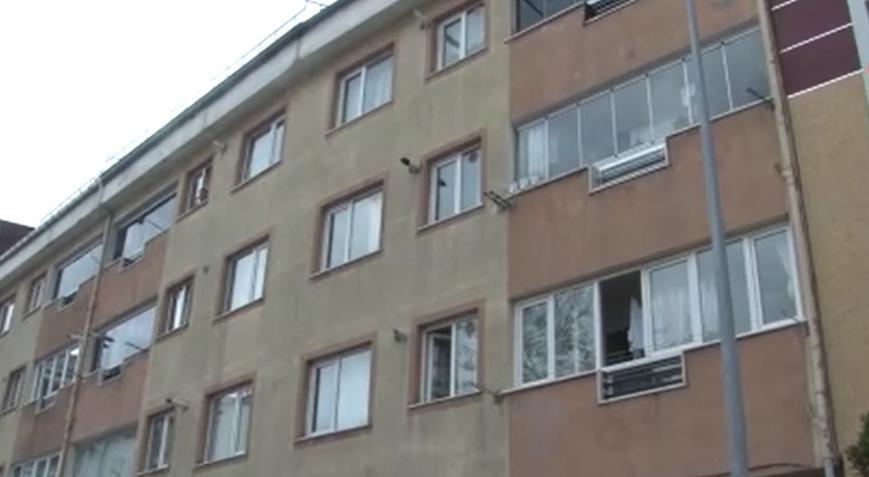 Esenyurt’ta dehşet! Çocuklarının gözü önünde eşini defalarca bıçakladı