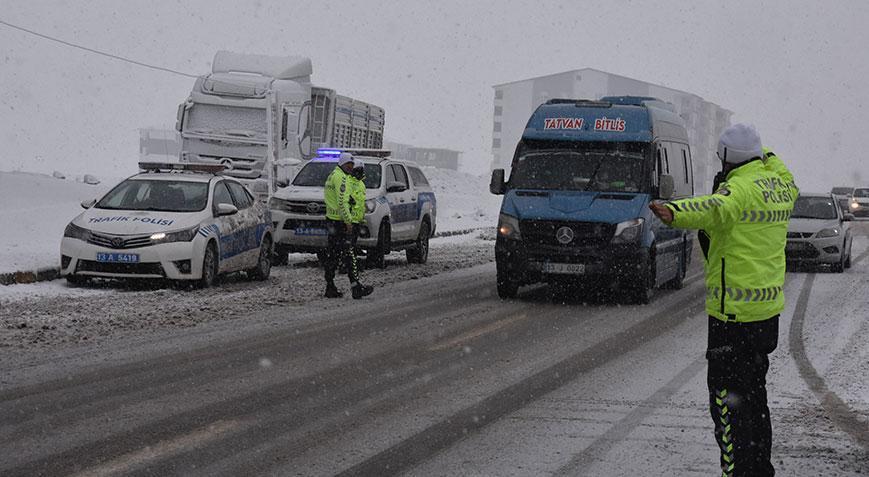 Kar esareti! Yollar kapandı, kar kalınlığı 50 santimetreye ulaştı