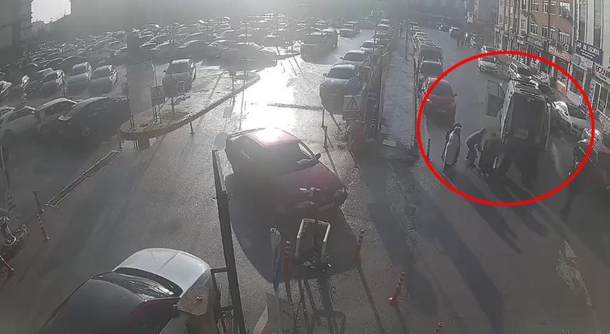 Ambulansın çarptığı kadın hayatını kaybetti! Feci kaza kamerada…