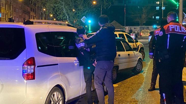 ‘Dur’ ihtarına uymayan sürücü, otomobiliyle polis aracına çarptı