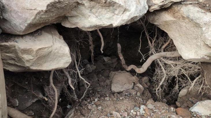 Deprem sonrası oluşan obruklardan siyah sıvı aktı!