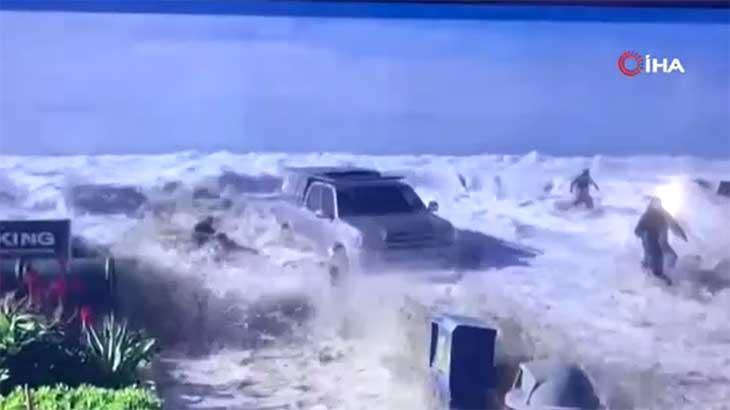California’da dev dalgalar insanları ve araçları sürükledi
