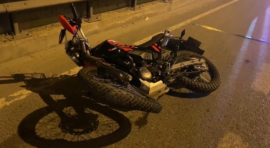 Hafif ticari araca çarpan motosikletin sürücüsü hayatını kaybetti