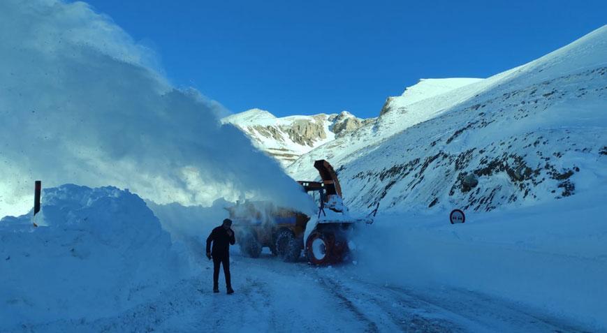 Van- Bahçesaray kara yoluna çığ düştü! 2 Ocak’ta ulaşıma açılıyor