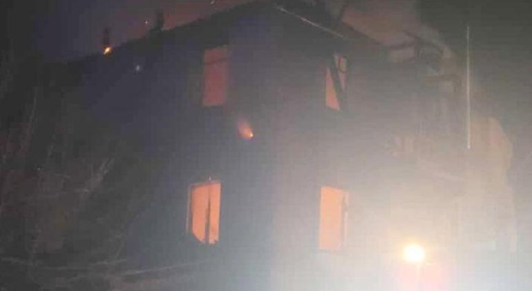 Çorum’da feci olay! 3 katlı ahşap ev yandı, 1 kişi hayatını kaybetti
