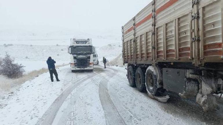 İki gündür aralıksız yağıyor! Yollar kapandı, kar kalınlığı 35 santimetreye ulaştı