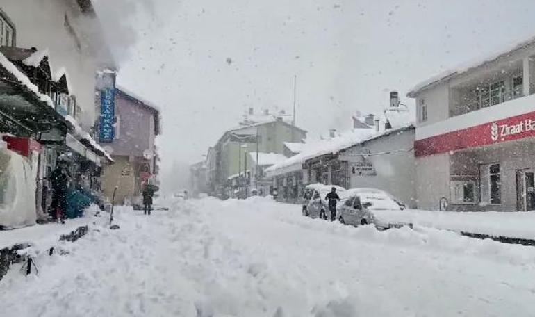 İki gündür aralıksız yağıyor! Yollar kapandı, kar kalınlığı 35 santimetreye ulaştı