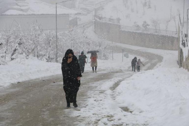 İki gündür aralıksız yağıyor! Yollar kapandı, kar kalınlığı 35 santimetreye ulaştı