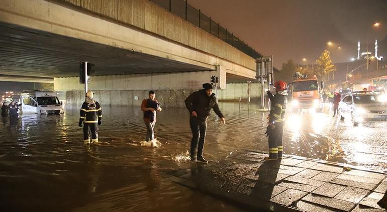 Gaziantep'i sağanak vurdu! Araçlar mahsur kaldı