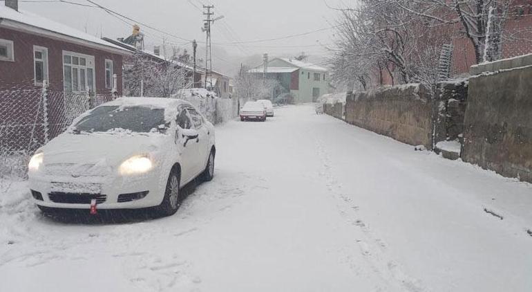 Kar esareti! Yollar kapandı, kar kalınlığı 50 santimetreye ulaştı