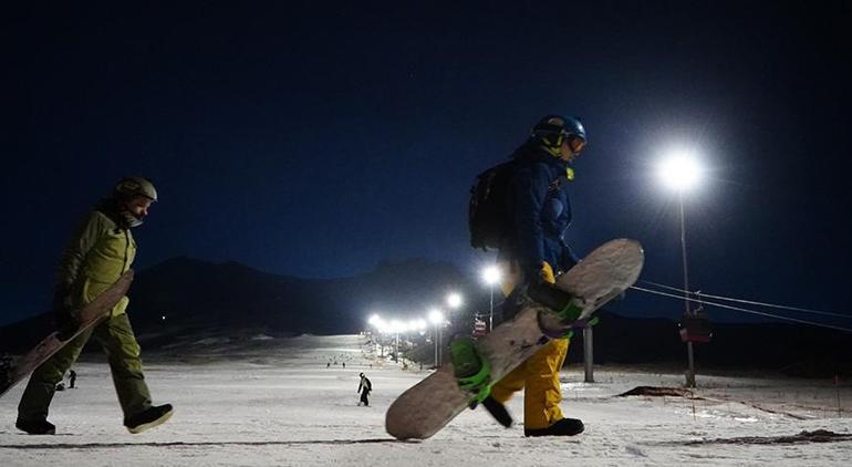 Erciyes'ten renkli görüntüler! Gece kayağı start aldı
