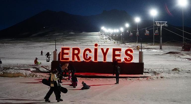 Erciyes'ten renkli görüntüler! Gece kayağı start aldı