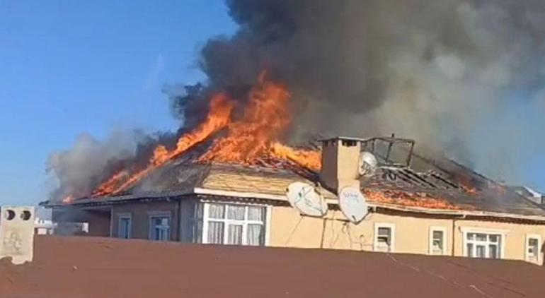 Sultanbeyli'de korku dolu anlar! 3 katlı binanın çatısı alev alev yandı